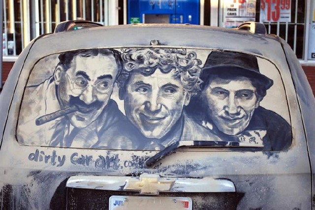 عکسهایی از نقاشی هنرمندانه روی ماشینهای کثیف