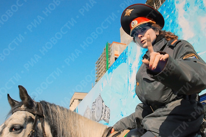 زن پلیس روسیه عامل آرامش و زیبایی!! (تصویری)