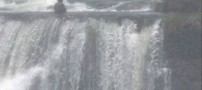 شنا در مرگبارترین جای ممکن!! (تصویری)
