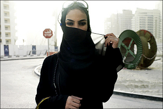 بی حجابی علنی دختران سعودی در جده!! (تصویری)