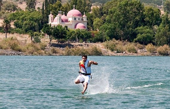 عکسهای عجیب و باور نکردنی از دویدن مردی روی آب