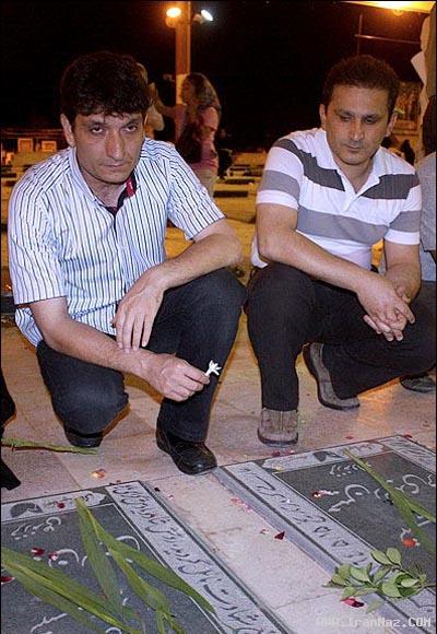 نیوشا ضیغمی و همسرش بر سر مزار شهدا +تصاویر