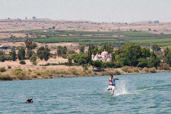 عکسهای عجیب و باور نکردنی از دویدن مردی روی آب
