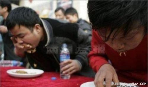 عکس هایی چندش آور از مسابقه کرم خوری در چین!!