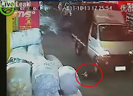 حادثه دلخراش زیر گرفتن یک دختر بچه چینی +تصاویر حادثه دلخراش زیر گرفتن یک دختر بچه چینی +تصاویر