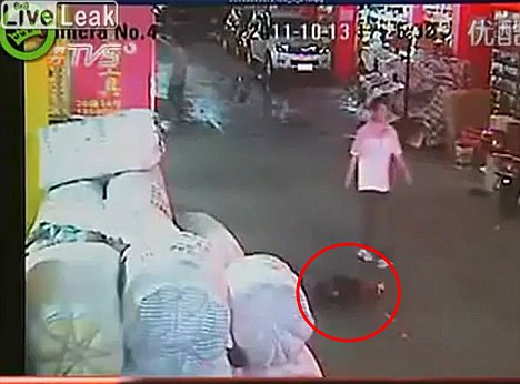 حادثه دلخراش زیر گرفتن یک دختر بچه چینی +تصاویر حادثه دلخراش زیر گرفتن یک دختر بچه چینی +تصاویر