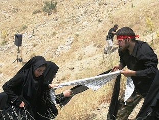 روش جالب پسربسیجی برای کمک به خانم ها