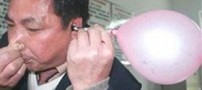 مردی كه با گوش های خود بادكنك باد می كند +عكس