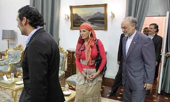 پوشش عجیب زنی مقابل یکی از وزرای ایران +عکس