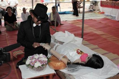 ازدواج عجیب مردی با معشوقه مرده اش!! +عکس