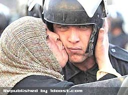 بوسه زن مصری بحث برانگیزترین عکس در 2011 !