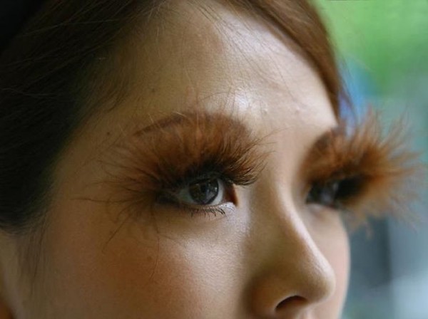عکس هایی از دختری با عجیب ترین مژه های چشم!!