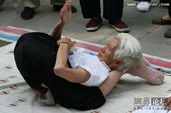 عکس هایی از حرکات باور نکردنی یک پیر زن 90 ساله