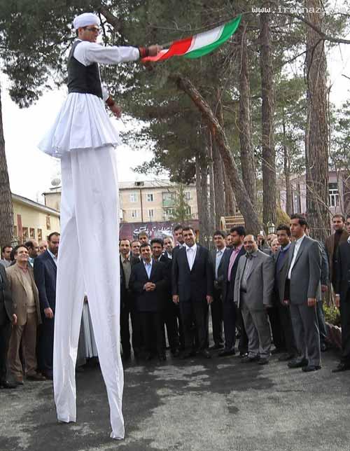 استقبال مرد 6 متری و عجیب از احمدی‌ نژاد (تصویری)