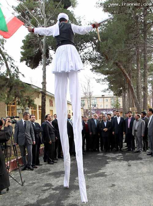 استقبال مرد 6 متری و عجیب از احمدی‌ نژاد (تصویری)
