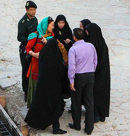 لحظه بازداشت بازیگر زن توسط گشت ارشاد (تصویری)