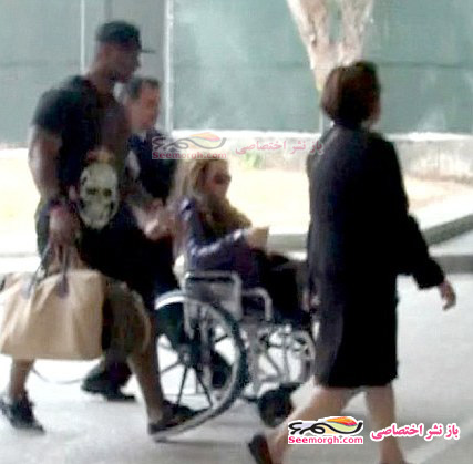 زمین خوردن خواننده باردار در اجرای کنسرتش!!
