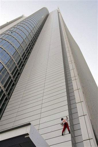 عکسهای از فردی که برج 110 طبقه بالا رفت!