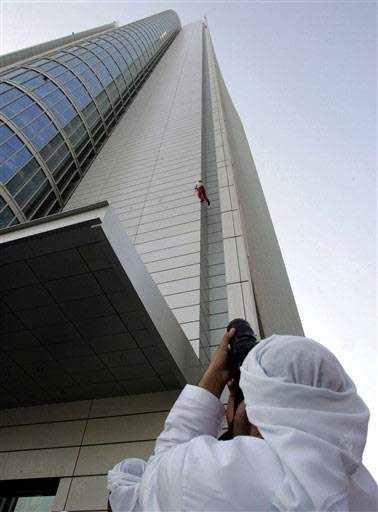 عکسهای از فردی که برج 110 طبقه بالا رفت!