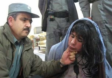دستگیری برخی از نظامیان طالبان با لباس زنانه!!