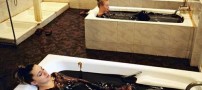 عکس بسیار دیدنی از حمام کردن خانم ها در وان نفت