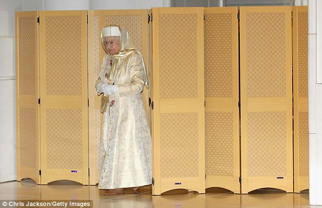 عکسهای محجبه شدن ملکه انگلیس در امارات