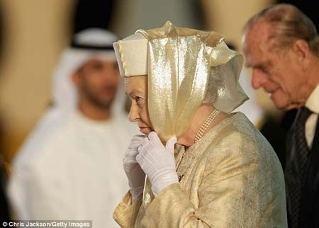 عکسهای محجبه شدن ملکه انگلیس در امارات