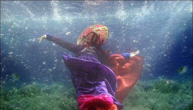 عکس های دیدنی جشنواره مد دختران در زیر آب