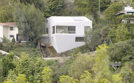 خانه ای عجیب ساخته شده در دامنه کوه