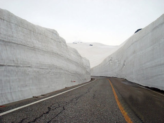 عکس های جالب از جاده ای در عمق 20 متری برف!