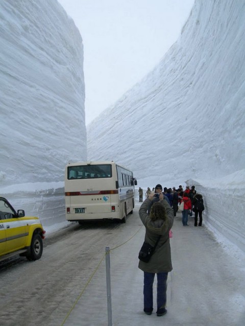 عکس های جالب از جاده ای در عمق 20 متری برف!