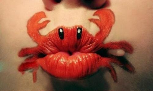 نقاشی های زیبا و خلاقانه روی لب ها